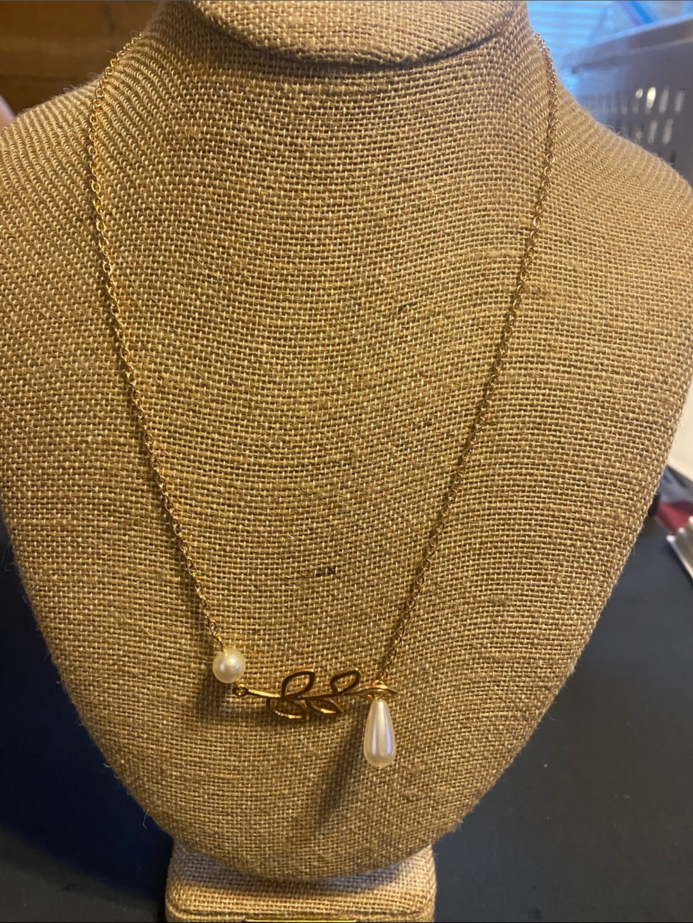 Fashion Jewelry Gold Leaf Necklace with Pearl Accent